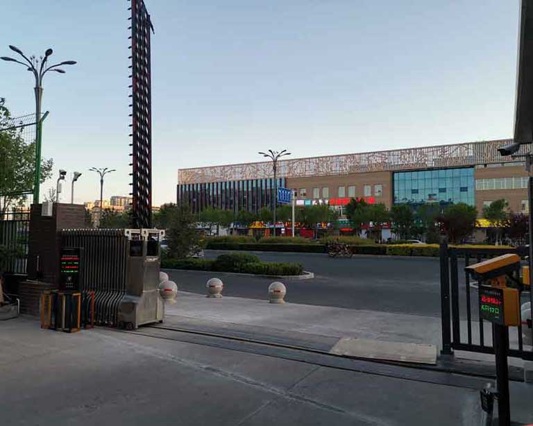 內(nèi)蒙古第二地質(zhì)中學(xué)+中置式道閘+小精靈+01車(chē)牌識(shí)別